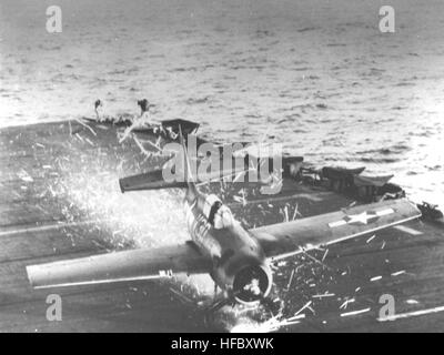 FM-2 Wildcat Bruchlandung auf Escort Carrier c1944 Stockfoto