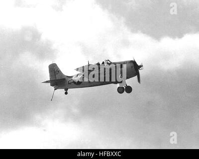 FM-2 Wildcat fliegt in der Nähe von USS Core (CVE-13) 1944 Stockfoto