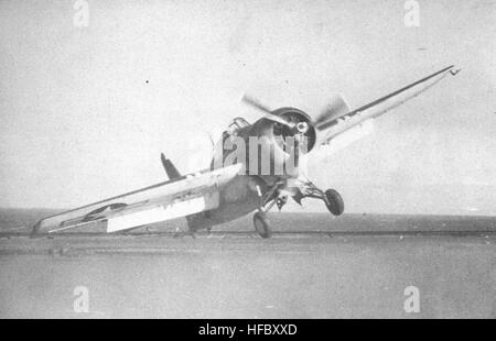 FM-2 Wildcat macht Bruchlandung auf USS Marcus Island (CVE-77) c1944 Stockfoto