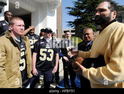 Mitglied der Pro Football Hall of Fame besucht die Seeleute der Yokosuka Seahawks bei Commander, Fleet Activities Yokosuka. Der ehemalige Profi-Fußballspieler unterzeichnet Autogramme, engagiert sich mit Mitgliedern des Militärdienstes und fördert die Moral und den guten Willen während des Besuchs der US-Marinestützpunkt in Japan. Stockfoto