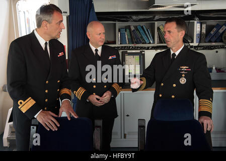 161118-N-ES994-131 BALTIMORE (18. November 2016) Chief of Naval Operations (CNO) Admiral John Richardson HDMS Peter Willemoes (F362) von der dänischen Marine und traf mit seinem dänischen Amtskollegen Rear Admiral Frank Trojahn, Chief of Naval Staff. Richardson hat die neue Fregatte Fähigkeiten und Chancen für eine engere Zusammenarbeit und Partnerschaften erörtert. (US Navy Foto von Chief Petty Officer Elliott Fabrizio/freigegeben) Frank Trojahn, Kristian Haumann und John Richardson 161118-N-ES994-131 Stockfoto