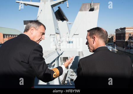 161118-N-ES994-178 BALTIMORE (18. November 2016) Chief of Naval Operations (CNO) Admiral John Richardson HDMS Peter Willemoes (F362) von der dänischen Marine und traf mit seinem dänischen Amtskollegen Rear Admiral Frank Trojahn, Chief of Naval Staff. Richardson hat die neue Fregatte Fähigkeiten und Chancen für eine engere Zusammenarbeit und Partnerschaften erörtert. (US Navy Foto von Chief Petty Officer Elliott Fabrizio/freigegeben) Frank Trojahn und John Richardson 161118-N-ES994-178 Stockfoto