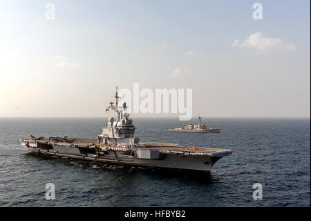 Der Raketenzerstörer USS Bulkeley (DDG 84) segelt zusammen mit dem französischen Flugzeugträger Charles de Gaulle (R91), dem Flaggschiff der Task Force 473, während gemeinsamer Operationen mit der Harry S. Truman Carrier Strike Group. Die Mission verbessert die Interoperabilität, die maritimen Fähigkeiten und die regionale Stabilität im Gebiet der 5. US-Flotte. Stockfoto