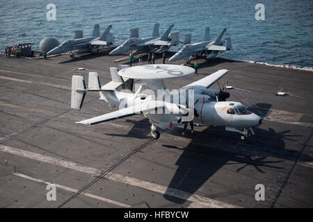 Eine E2-C Hawkeye von FS Charles de Gaulle (R 91) landet auf der USS Harry S. Truman (CVN 75), um die Zusammenarbeit, Interoperabilität und maritime Fähigkeiten innerhalb des Zuständigkeitsbereichs der 5. US-Flotte zu verbessern. Stockfoto