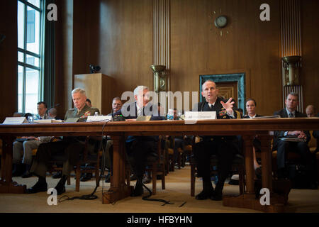 130424-N-WL435-195. WASHINGTON (24. April 2013) Chief of Naval Operations (CNO) ADM Jonathan Greenert zeugt mit Secretary Of The Navy Ray Mabus und Kommandant des Marine Corps General James Amos vor dem Senatsausschuss Mittel, Verteidigung-Unterausschuss für die Abteilung des Haushaltsplans Navy Geschäftsjahr 2014. (Foto: U.S. Navy Mass Communication Specialist 1. Klasse Peter D. Lawlor/freigegeben) Von rechts, U.S. Marine Admiral Jonathan Greenert, der Chief of Naval Operations, bezeugt über das Geschäftsjahr 2014 Budget mit Ray Mabus Secretary Of The Navy und Marine Corps General James Amos, th Stockfoto