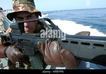 040505-N-7586B-286 Golf von Oman (5. Mai 2004) - ein Boarding-Team-Mitglied der spanischen Fregatte SNS Numancia (F 83) zugewiesen bietet Sicherheit für das Team, wie sie nähern sich eine Fischerei Dhau um eine Recherche des Schiffes. Die multinationale kombiniert Task Force One fünf Zero (CTF-150) wurde gegründet, um zu überwachen, inspizieren, Board, und stoppen verdächtigen Versand um den Krieg gegen den Terrorismus zu verfolgen und beinhaltet derzeit stattfindenden in Arabien Nordsee zur Unterstützung der Operation Iraqi Freedom. Zur CTF-150 derzeit unter anderem Australien, Kanada, Frankreich, Deutschland, Italien, Pakistan, New Stockfoto