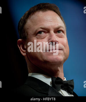 Schauspieler Gary Sinise spricht das Publikum nach Empfang des Geistes des USO Award 7. Oktober 2009, USO-Gala 2009 im Marriott Wardman Park in Washington, D.C. (DoD Foto von Mass Communication Specialist 1. Klasse Chad J. McNeeley, US Navy/freigegeben) GarySiniseOct09 Stockfoto