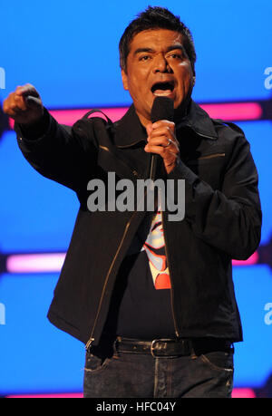 George Lopez durchzuführen bei der "Kids Inaugural: Wir sind der Zukunft"-Konzert im Verizon Center in der Innenstadt von Washington, DC, 19. Januar 2009.  Michelle Obama, Ehefrau des designierten Präsidenten Barack Obama zusammen mit Töchtern Malia und Sasha, waren anwesend.  (Foto: DoD Mass Communication Specialist 1. Klasse Mark O'Donald, US Navy/freigegeben) George Lopez bei Kids Inaugural 19.01.09 Hires 090119-N-1928O-136a (beschnitten) Stockfoto