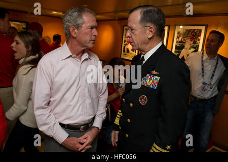 101031-N-0696M-158 Vorsitzender der Joint Chiefs Of Staff Admiral Mike Mullen spricht mit Präsident George W. Bush in Spiel 4 der 106. World Series zwischen der San Francisco Giants und der Texas Rangers in Arlington, Texas, am 31. Oktober 2010.  Major League Baseball Spiel gewidmet den Willkommen zurück-Veteranen-Initiative, die ehrt und fördert die Unterstützung der Rückkehr Militärangehörige und ihre Familien.  DoD-Foto von Petty Officer 1st Class Chad J. McNeeley, US Navy.  (Freigegeben) W. & Michael Mullen bei 2010 World Series Spiel 4 Stockfoto