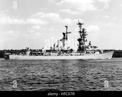 Die deutsche geführte Flugkörper Zerstörer Mölders (D 186) im Gange aus Bath, Maine auf Probefahrten 1969. Während im Bau, wurde dieses Schiff US Navy Baunummer DDG-29 zugewiesen ist).  Offizielle US-Marine zu fotografieren. Deutsche Zerstörer M %%% C3 %%% B6lders (D186) off Maine im Jahr 1969 Stockfoto