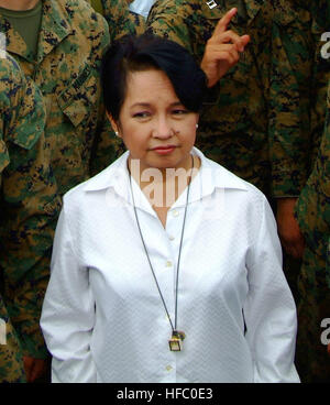 060222-N-4772B-084 Guinsahugon Dorf, Republik der Philippinen (22. Februar 2006) - philippinische Präsidentin Gloria Macapagal Arroyo trifft sich mit befehlshabender Offizier, 31. Marine Expeditionary Unit (MEU) Oberst Walter L. Miller nahe dem Aufstellungsort von einem verheerenden Erdrutsch, der southern Leyte am 17. Februar 2006 erschütterte. Matrosen und Marinesoldaten aus dem vorwärts bereitgestellt amphibische bereit Gruppe (ARG) mit Elementen aus der 31. Marine Expeditionary Unit (MEU), Joint Task Force (JTF) Balikatan und USS Curtis Wilbur (DDG-54) kam vor der Küste von Leyte 19 Februar um humanitäre Hilfe und Katastrophe reli Stockfoto