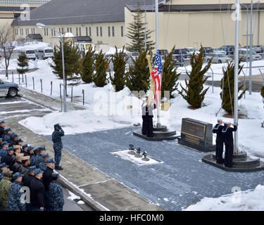 NAVAL AIR FACILITY MISAWA, Japan (11. März 2014) Naval Air Facility Misawa und seine Mieter Befehl Personal nehmen an einer Gedenkveranstaltung zu Ehren des dritten Jahrestages der Great East Japan Erdbeben.  Japan erlebt ein starke 9,0-Erdbeben, 11. März 2011, das auch einen gewaltigen Tsunami ausgelöst, der Ostküste Japans verwüstet.  (Foto: U.S. Navy Mass Communication Specialist 3. Klasse Erin Devenberg/freigegeben) Great East Japan Erdbeben gedenken am NAF Misawa - 11. März 2011 140311-N-DP652-005 Stockfoto