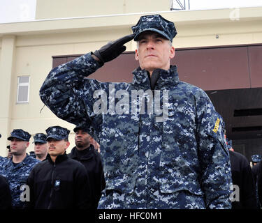 NAVAL AIR FACILITY MISAWA, Japan (11. März 2014) Naval Air Facility Misawa Kommandierender Offizier Captain Chris Rodeman, ursprünglich von Anderson, ind., salutiert Morgen Farben während einer Gedenkveranstaltung zu Ehren des dritten Jahrestages der Great East Japan Erdbeben.  Japan erlebt ein starke 9,0-Erdbeben, 11. März 2011, das auch einen gewaltigen Tsunami ausgelöst, der Ostküste Japans verwüstet.  (Foto: U.S. Navy Mass Communication Specialist 3. Klasse Erin Devenberg/freigegeben) Great East Japan Erdbeben gedenken am NAF Misawa - 11. März 2011 140311-N-ZI955-018 Stockfoto