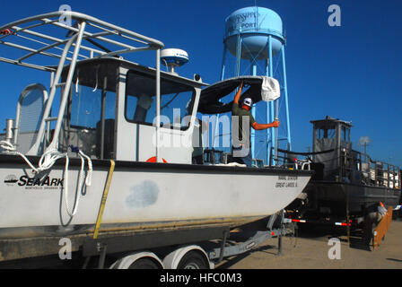 100625-N-6651N-001 GULFPORT, Mississippi - Naval Station Great Lakes, Illinois, installieren Spill Response Team-Mitglieder Schatten deckt, während andere Mitglieder des Teams des Booms, alle von ihnen warten Richtung vom einfallenden Gefechtsstand, Juni 25 beschriften. "Wir verließen großen Seen am Dienstag und Mittwoch Abend hier angekommen", sagte Matthew Wollert, ökologische Direktor für Naval Einrichtungen Engineering Befehl Midwest. "Gestern haben wir detaillierte Sicherheitsinspektionen, inklusive aller mechanischen, elektrischen und strukturellen Geräte abgeschlossen." Die Naval Station Great Lakes-Team besteht aus 12 Personen, die jährliche Trai erhalten Stockfoto