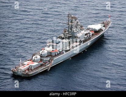 Eine Antenne Steuerbord Viertel Ansicht der sowjetischen Krivak II Lenkflugkörper Fregatte GROMKY (FFG-962) vor Anker. Gromkiy1988b Stockfoto