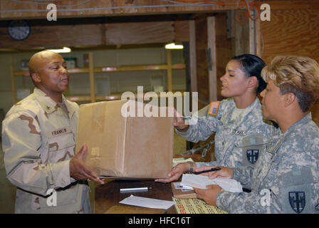 GUANTANAMO BAY auf Kuba – Petty Officer 2. Klasse Demarious Franklin, ein Postbeamter mit der Joint Task Force Guantanamo Post, übergibt sie Mail Troopers, 20. März 2009. Die JTF-Post bietet e-Mail-Dienste für Troopers, die JTF zugewiesen. JTF Guantanamo führt sicher, humane, rechtliche und transparente Pflege und Obhut der Gefangenen, einschließlich der Militärkommission und die verurteilten bestellt freigegeben. Die JTF führt Intelligenzansammlung, Analyse und Verbreitung für den Schutz von Insassen und Personal arbeitet in JTF Guantanamo Einrichtungen und zur Unterstützung der Global Stockfoto