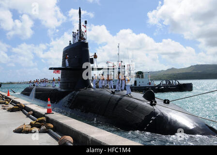 130412-N-LS794-166 APRA HARBOR, Guam (12. April 2013) Japan Maritime Self-Defense Force (JMSDF) u-Boot-Hakuryu (SS 503) besucht Guam geplanten Hafen besuchen. Hakuryu dirigiert verschiedene Training Entwicklungen und Freiheit im Hafen. (Foto: U.S. Navy Mass Communication Specialist 1. Klasse Jeffrey Jay Price/freigegeben) Hakuryu-130412-N-LS794-166 Stockfoto