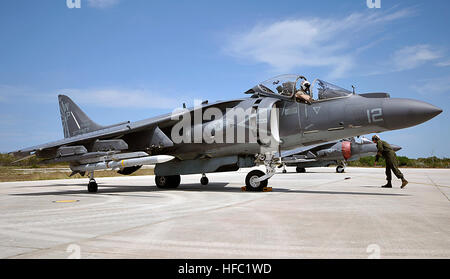 150325-N-YB753-110 KEY WEST, Florida (25. März 2015) Flugzeug Captain Lance Cpl. Joseph Crescenzo, Ocala, Florida, Relais Handzeichen an den Piloten eine AV-8 b Harrier, Bulldogs der Marine Attack Squadron (VMA) 223 in Boca Chica Field zugewiesen. Naval Air Station Key West ist eine State-of-the-Art Anlage für Luft/Luft-Kampfflugzeug Flugzeuge aller militärischen Dienstleistungen und unterstützt Weltklasse Expeditionary USA und ausländische Marineschiffe. (Foto: U.S. Navy Mass Communication Specialist 1. Klasse Brian Morales / veröffentlicht) Harriers Rückkehr zu den Keys 150325-N-YB753-110 Stockfoto