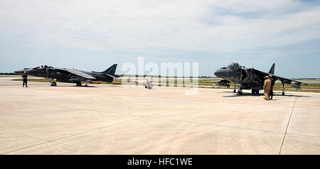 150325-N-YB753-144 KEY WEST, Florida (25. März 2015) zwei AV-8 b Harriers zugeordnet zu den Bulldogs der Marine Angriff Geschwader (VMA) 223 startet in Boca Chica Feld. Naval Air Station Key West ist eine State-of-the-Art Anlage für Luft/Luft-Kampfflugzeug Flugzeuge aller militärischen Dienstleistungen und unterstützt Weltklasse Expeditionary USA und ausländische Marineschiffe. (Foto: U.S. Navy Mass Communication Specialist 1. Klasse Brian Morales / veröffentlicht) Harriers Rückkehr zu den Keys 150325-N-YB753-144 Stockfoto