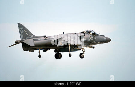 150325-N-YB753-242 KEY WEST, Florida (25. März 2015) fliegt ein AV-8 b Harrier zugeordnet zu den Bulldogs der Marine Angriff Geschwader (VMA) 223 über Boca Chica Feld. Naval Air Station Key West ist eine State-of-the-Art Anlage für Luft/Luft-Kampfflugzeug Flugzeuge aller militärischen Dienstleistungen und unterstützt Weltklasse Expeditionary USA und ausländische Marineschiffe. (Foto: U.S. Navy Mass Communication Specialist 1. Klasse Brian Morales / veröffentlicht) Harriers zurück zu dem Schlüssel 150325-N-YB753-242 Stockfoto