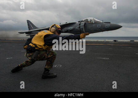 150401-N-RU971-093 Gewässer, die östlich von der koreanischen Halbinsel (1. April 2015) - ein AV-8 b Harrier, zugewiesen, Marine Attack Squadron (VMA) 231, weicht von dem Flugdeck vorwärts bereitgestellt amphibischer Angriff Schiff USS Bonhomme Richard (LHD-6). US-Matrosen und Marinesoldaten aus der Bonhomme Richard amphibische bereit Gruppe (ARG) und der 31. Marine Expeditionary Unit (MEU) sind die KMEP in der Republik Korea (ROK) mit dem ROK Marinecorps und Marine beteiligt. Die Bonhomme Richard ARG besteht aus der amphibischen Angriff Schiff USS Bonhomme Richard (LHD-6), der amphibischen Transport-doc Stockfoto