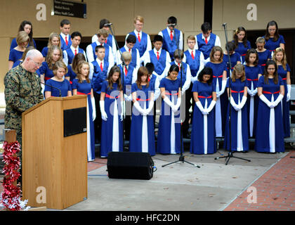 Während einer Zeremonie im Naval Medical Center San Diego verneigt sich der Heritage Kids Choir im Gebet, das von einem Kaplan des U.S. Marine Corps geleitet wird. Die Veranstaltung umfasst die Teilnahme von verwundeten Mitgliedern des Militärs, die Förderung der Unterstützung durch die Gemeinschaft und die Feiertage innerhalb der Navy und Marine Corps Community. Stockfoto