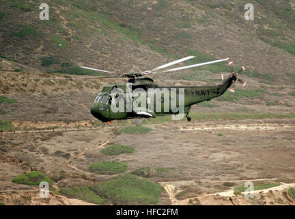 Die Royal Canadian Navy Fregatte HMCS Ottawa (FF 341) trifft auf der Marinestation Pearl Harbor auf Hawaii ein, um an Rim of the Pacific (RIMPAC) 2008 teilzunehmen, der weltweit größten multinationalen maritimen Übung, an der die USA, Australien, Kanada, Chile, Japan, Niederlande, Peru, Republik Korea, Singapur und Vereinigtes Königreich. Stockfoto