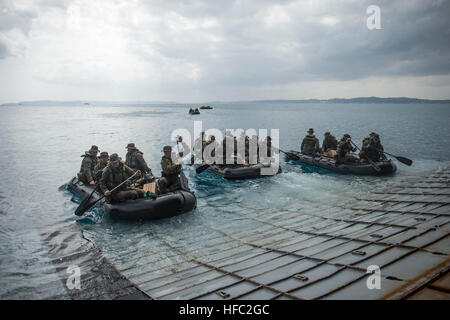 Unternehmen F Battalion Landing Team zugeteilt, 2. Bataillon, 5. Marines Marines, 31. Marine Expeditionary Unit Operationen Start- und Landesystem mit Combat Rubber Raiding Craft aus dem Deck gut von den amphibischen Transportschiff der Dock USS Denver (LPD-9). Denver ist der Bonhomme Richard amphibische bereit Gruppe zugewiesen und ist Durchführung von Operationen in den USA 7. Flotte Area of Operations. (Foto: U.S. Navy Mass Communication Specialist 3. Klasse Todd C. Behrman/freigegeben) 31. MEU Start- und Landesystem Operationen 140306-N-ZU025-204 Stockfoto