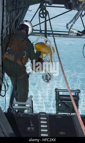 Naval Air Crewman 3. Klasse John Porcuna zugewiesen, Hubschrauber Mine Gegenmaßnahmen Squadron (HM) 15, beginnt eine Mk-104-Akustik zu senken meine Kehrgerät aus der Rückseite eines MH-53E Sea Dragon Hubschrauber während des Trainings über dem Wasser.  HM-15 erhält Commander Task Force 52, Förderung von mir Gegenmaßnahmen in den USA 5. Flotte Aufgabengebiet. (Foto: U.S. Navy Mass Communications Specialist 1. Klasse Daniel Gay/freigegeben) HM-15 MK 104 130806-N-PX130-030 Stockfoto