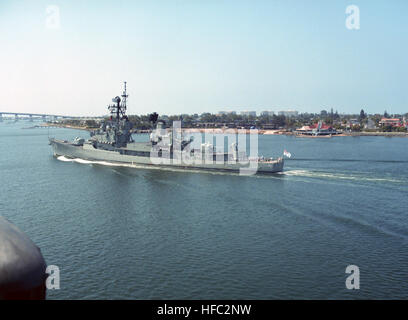 Port-Seitenansicht von der Royal Australian Navy (RAN) modifiziert Charles F. Adams-Klasse bewaffnet Lenkwaffenzerstörer, ihrer Majestät australisches Schiff (HMAS) HOBART (DDG-39), vorbei an San Diego, Kalifornien (CA), die Coronado Bridge ist auf der linken Seite.  Das Schiff ist an RIMPAC 92 (Rand des Pazifik Übung 1992) beteiligt. HMAS Hobart (D39) achtern Hafenansicht Stockfoto