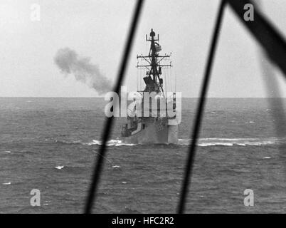 HMAS Perth (D 38) Brände auf Seiten der nordvietnamesischen Küstenschutz im Februar 1968 Stockfoto