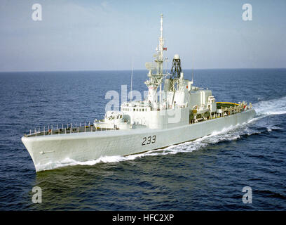 Ein Bogen Blick auf den Hafen der kanadischen St. Laurent Klasse Fregatte HMCS FRASER (233) im Gange während des Trainings Ferne Drum. HMCS Fraser (DDH 233) im Gange im Jahr 1983 Stockfoto