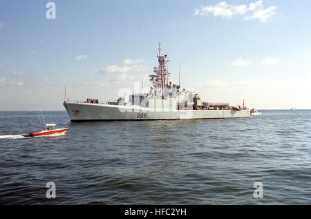 Ein Bogen Blick auf den Hafen von der kanadischen Fregatte HMCS NIPIGON (266) Hafen anlaufen.  Die NIPIGON verbüßt derzeit mit der NATO Standing Naval Force Atlantic. HMCS Nipigon (DDH 266) im Gange im Jahr 1993 Stockfoto