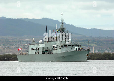 Die Royal Canadian Navy Fregatte HMCS Ottawa (FF 341) trifft auf der Marinestation Pearl Harbor auf Hawaii ein, um an Rim of the Pacific (RIMPAC) 2008 teilzunehmen, der weltweit größten multinationalen maritimen Übung, die alle zwei Jahre von der US-amerikanischen Pazifikflotte durchgeführt wird. Zu den Teilnehmern gehören Marinestreitkräfte aus den Vereinigten Staaten, Australien, Kanada, Chile, Japan, Niederlande, Peru, Republik Korea, Singapur und Vereinigtes Königreich. Stockfoto