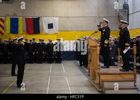 150220-N-AT895-055 HALIFAX, Kanada (20. Februar 2015) Chief of Naval Operations (CNO) ADM Jonathan Greenert ist herzlich eingeladen, eine Zeremonie, die US Navy Meritorious Unit Commendation (MUC) an die Crew von HMCS Toronto (FFH-333) von der Royal Canadian Navy zu präsentieren.  Toronto erhielt die Auszeichnung für ihre wesentlichen Störung der Drogen, kriminelle und terroristische Aktivitäten während, kombiniert Task Force (CTF) 150 zugewiesen.  (Foto: U.S. Navy Mass Communication Specialist 1. Klasse Nathan Laird/freigegeben) HMCS Toronto erhält Auszeichnung 150220-N-AT895-055 Stockfoto