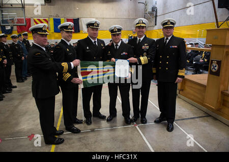 150220-N-AT895-140 HALIFAX, Kanada (20. Februar 2015) Chief of Naval Operations (CNO) ADM Jonathan Greenert präsentiert die US-Navy Meritorious Unit Commendation (MUC) an die Crew von HMCS Toronto (FFH-333) von der Royal Canadian Navy.  Toronto erhielt die Auszeichnung für ihre wesentlichen Störung der Drogen, kriminelle und terroristische Aktivitäten während, kombiniert Task Force (CTF) 150 zugewiesen.  (Foto: U.S. Navy Mass Communication Specialist 1. Klasse Nathan Laird/freigegeben) HMCS Toronto erhält Auszeichnung 150220-N-AT895-140 Stockfoto