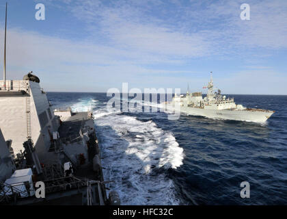 090702-N-2638R-002 Pazifik (2. Juli 2009) The Canadian Navy Fregatte HMCS Winnipeg (FFH 338 läuft neben der geführte Flugkörper-Zerstörer USS Mustin (DDG-89), während ein Sprung Frosch Training Evolution entwickelt, um Praxis nähert sich Schiffe für unterwegs Nachschub. (Foto: U.S. Navy Mass Communication Specialist 2. Klasse Bryan Reckard/freigegeben) HMCS Winnipeg (FFH-338) Stockfoto