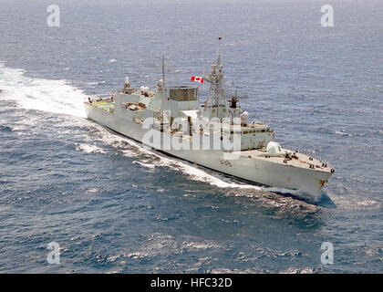 Steuerbord Bogen Blick auf die kanadischen Fregatte ihrer Majestät? s kanadische Schiff (HMCS) WINNIPEG (FFH-338) in der Süd-Pazifik. HMCS Winnipeg (FFH-338) in 2001 Stockfoto