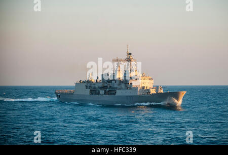 150711-N-BX824-070 TIMORSEE (11. Juli 2015) der Royal New Zealand Navy Anzac-Klasse Fregatte betreibt HMNZS Te Kaha (F77) in der Timorsee zur Unterstützung der Talisman Sabre 2015. Talisman Sabre ist eine Biennale Übung, die bietet eine wertvolle Gelegenheit für fast 30.000 US und australische Verteidigung-Kräfte zur Durchführung von Operationen in einer kombinierten, gemeinsame und ressortübergreifende Umgebung, die beide Länder Fähigkeit zu planen und führen Sie eine vollständige Palette von Operationen aus Kampfeinsätze zu humanitären Hilfsmaßnahmen zunehmen wird. (Foto: U.S. Navy Mass Communication Specialist 3. Klasse Ricardo R. Guzman Stockfoto