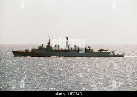 Ein Strahl Hafenansicht von den britischen leichten Kreuzer HMS ANTRIM (D 18) im Gange während NATO Übung DISPLAY Entschlossenheit. HMS Antrim D18 1976 Stockfoto