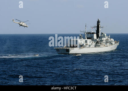 090123-N-7918H-671 Golf von ADEN (23. Januar 2009) das Besuch Durchsuchung und Beschlagnahme Team, Lenkwaffenzerstörer (DDG) 72 USS Mahan führt ein Training Übung mit der Royal Navy Fregatte HMS Portland (F79) zugewiesen. Mahan ist, kombiniert Aufgabe Forcer (CTF) 151, einer multinationalen Arbeitsgruppe zugewiesen, die führt Pirateriebekämpfung Operationen in und rund um den Golf von Aden, Arabisches Meer, indischen Ozean und das Rote Meer, gegründet, um eine rechtmäßige maritime Ordnung schaffen und Sicherheit im maritimen Umfeld zu entwickeln. (Foto: U.S. Navy Mass Communication Specialist 3. Klasse John K. Hamilton/Release Stockfoto