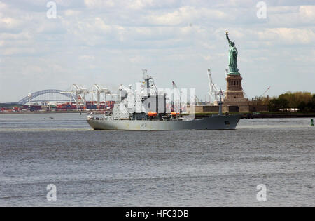 060524-N-4936C-003 New York Harbor (24. Mai 2006) - der britischen Royal Navy Ozean Vermessungsschiff HMS Scott (H131), Segel übergeben die Freiheitsstatue im Hafen von New York, unter der Leitung für eine Manhattan-Pier im 19. jährliche Flotte Woche New York City teilnehmen. Flotte Woche sponsert seit 1984 in der Feier der United States Meer Service von New York City. Die jährliche Veranstaltung bietet auch Gelegenheit für die Bürger von New York City und der Tri-State-Umgebung zu erfüllen, Matrosen und Marinesoldaten erleben hautnah die neuesten Funktionen von TodayÕs Navy und Marine Corps-Team. Flotte Stockfoto