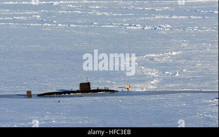 070317-N-7179R-004 PRUDHOE BAY-DEADHORSE, Alaska (17. März 2007) - Royal Navy u-Boot HMS Tireless (S88) gezeigt in das Eis der Arktis. Unermüdlich ist die Teilnahme an der ICEX-07 mit der Los-Angeles-Klasse schnell angreifen, u-Boot USS Alexandria (SSN-757) und die angewandte Physik Labor Ice Station (APLIS). Foto: U.S. Navy Lt. Erik Reynolds (freigegeben) HMS Tireless (S88) im Eis Stockfoto