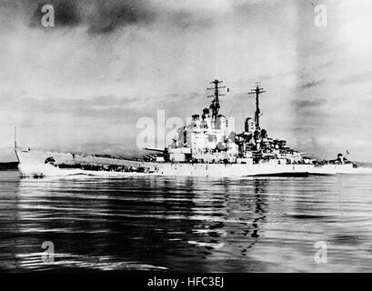 HMS Vanguard (23) mit hoher Geschwindigkeit während der Ausführung von Prüfungen im Jahr 1946 dämpfen Stockfoto