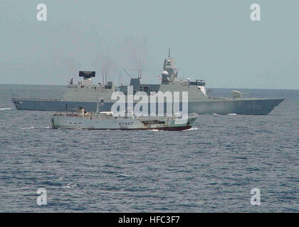 060404-N-0000 X-001 indischen Ozean (4. April 2006) - südkoreanischen Flagge Fischereifahrzeug Dong gewann (628), Vordergrund, erbetene Unterstützung über Brücke-Brücke-Kommunikation, von der Koalition Schiffe, nachdem es auf etwa 60 Seemeilen vor der Küste Somalias abgefeuert worden waren. Kombinierte Kräfte Maritime Komponente Commander (CFMCC), mit Sitz in Bahrain, leitete sofort die niederländische Fregatte HNLMS De Zeven Provinci'n (F802) und geführte Flugkörper Zerstörer USS Roosevelt (DDG-80) zu reagieren, wie sie maritime Sicherheit Betriebe in der Umgebung durchgeführt. Provinci'n und Roosevelt sind Commander t zugewiesen. Stockfoto