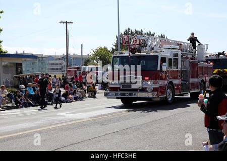 160430-N-DC740-008 OAK HARBOR, Washington (30. April 2016) - Capt Geoff Moore, Kommandierender Offizier der Naval Air Station Whidbey Island fährt auf ein Feuerwehrauto Navy Region Nordwesten Feuer und Notdienste in Holland passiert Grand Parade. Die jährliche Holland passiert Straßenfest feiert das niederländische Erbe der Oak Harbor. (Foto: U.S. Navy Mass Communication Specialist 2. Klasse John Hetherington/freigegeben) Holland stattfindende Parade 160430-N-DC740-008 Stockfoto