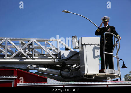 160430-N-DC740-019 OAK HARBOR, Washington (30. April 2016) - Capt Geoff Moore, Kommandierender Offizier der Naval Air Station Whidbey Island fährt auf ein Feuerwehrauto Navy Region Nordwesten Feuer und Notdienste in Holland passiert Grand Parade. Die jährliche Holland passiert Straßenfest feiert das niederländische Erbe der Oak Harbor. (Foto: U.S. Navy Mass Communication Specialist 2. Klasse John Hetherington/freigegeben) Holland stattfindende Parade 160430-N-DC740-019 Stockfoto