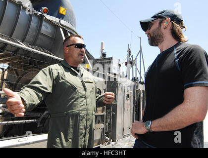 120728-N-IA840-172 CAMP PENDLETON, Kalifornien (28. Juli 2012) – Senior Chief Sonar Techniker Rick Marruffo spricht mit Drehbuchautor Jon Hoeber über das Hovercraft Luftkissen Landungsboot während ein Hollywood auf die Marine Tour Assault Craft Unit 5.  Hollywood an der Marine ist eine Outreach-Programm lief durch Marine Büro der Informationen West, Entertainment-Industrie-Profis auf die Funktionsweise der Marineministeriums zu erziehen. (Foto: U.S. Navy Mass Communication Specialist 1. Klasse Elizabeth Thompson/freigegeben) Hollywood stürmt Strand mit ACU 5 120728-N-IA840-172 Stockfoto