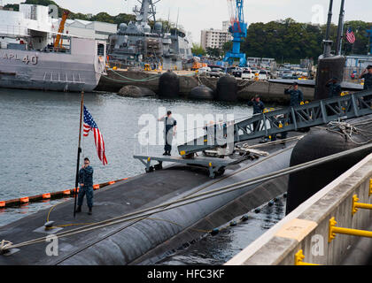 150422-N-ED185-093 Flotte Aktivitäten YOKOSUKA, Japan (22. April 2015) – die amerikanische Flagge an Bord der Los-Angeles-Klasse schnell-Angriff u-Boot USS Oklahoma City (SSN-723) ausgelöst wird, wie Crew-Mitglieder Auszeichnungen machen. Oklahoma City wurde bei einem geplanten Hafen-Besuch als Teil des westlichen Pazifik Einsatzes auf Flotte Aktivitäten Yokosuka festgemacht. (Foto: U.S. Navy Mass Communication Specialist 2. Klasse Brian G. Reynolds / veröffentlicht) Auszeichnung gerendert an Bord USS Oklahoma City 150422-N-ED185-093 Stockfoto