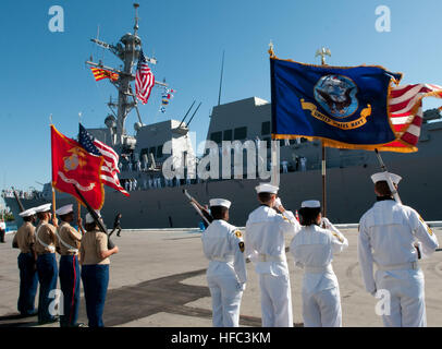 Eine Ehrengarde vom US Naval Sea Cadets Spruance Division und Stranahan High School Marine Corps Junior ROTC Stand stramm als der Arleigh-Burke-Klasse geführte Flugkörper Zerstörer Pre-Commissioning Einheit Jason Dunham (DDG-109) zieht Pier Seite für eine Inbetriebnahme Zeremonie 13. November vorzubereiten. Das Schiff ist nach U.S. Marine CPL. Jason Dunham, benannt, wurde tödlich verwundet von Aufständischen im Irak, im April 2004 und wurde posthum die Medal Of Honor verliehen. (Foto: Petty Officer 1st Class Martin Cuarón) Ehrengarde von U.S. Naval Sea Cadets Spruance Division und Stranahan High School Mari Stockfoto